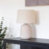 Béžová keramická stolní lampa Croft -fv-interier-25