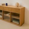 Dubová komoda Kave Home Helvine II. 200 x 40 cm -fv-interier-25