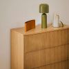 Dubová komoda Kave Home Helvine 90 x 50 cm -fv-interier-25
