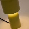 Světle zelená kovová stolní lampa Kave Home Monze -fv-interier-25
