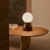 Ořechová stolní lampa Kave Home Okeni -fv-interier-25