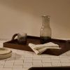 Hnědý dřevěný podnos Kave Home Rommu 50,8 x 35,6 cm -fv-interier-25