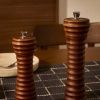 Hnědý dřevěný mlýnek na koření Kave Home Rommu 18,9 cm -fv-interier-25