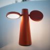 Zemitě červená nabíjecí stolní LED lampa Fermob Oto 27 cm -fv-interier-25