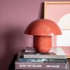 Korálově červená stolní lampa Toad -fv-interier-25