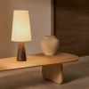 Tmavá dřevěná stolní lampa Kave Home Amire -fv-interier-25