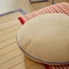 Bílo-modrý bavlněný polštář Kave Home Saya 40 cm -fv-interier-25