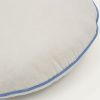 Bílo-modrý bavlněný polštář Kave Home Saya 40 cm -fv-interier-25