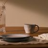 Modrý keramický talíř Kave Home Dovec 27 cm -fv-interier-25