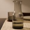 Šedá skleněná karafa Kave Home Thiba 900 ml -fv-interier-25