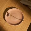 Růžový keramický talíř Kave Home Tiraya 27 cm -fv-interier-25