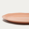 Růžový keramický talíř Kave Home Tiraya 27 cm -fv-interier-25