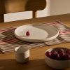 Bílý keramický talíř Kave Home Uilo 26,5 cm -fv-interier-25