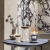 Střední vonná svíčka WoodWick, Hinoki Dahlia -fv-interier-25