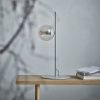 Šedá kovová stolní lampa Orb -fv-interier-25