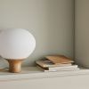 Opálově bílá skleněná stolní lampa Acorn 41 cm -fv-interier-25