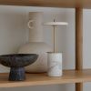 Bílá mramorová stolní nabíjecí LED lampa Asteria Move 25,5 cm -fv-interier-25