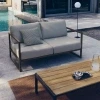 Dřevěný zahradní konferenční stolek Kave Home Sorells 149,2 x 63 cm s šedou podnoží -fv-interier-25