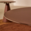 Matně červený skleněný kulatý konferenční stolek Kave Home Wilshire 80 cm -fv-interier-25