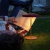Červeno-zlatá kovová stolní nabíjecí LED lampa Asteria -fv-interier-25