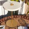Krémově bílo-zlatá kovová stolní nabíjecí LED lampa Asteria -fv-interier-25