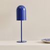 Modrá kovová nabíjecí stolní LED lampa ARA -fv-interier-25