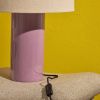 Fialová keramická stolní lampa Kave Home Toneric -fv-interier-25