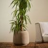 Šedý zahradní květináč Kave Home Lira Ø 53 cm -fv-interier-25