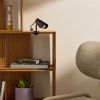 Malá černá kovová stolní lampa s klipem Kave Home Jula -fv-interier-25
