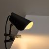 Malá černá kovová stolní lampa s klipem Kave Home Jula -fv-interier-25