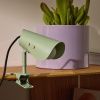 Malá zelená kovová stolní lampa s klipem Kave Home Jula -fv-interier-25