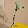 Zelená kovová stolní lampa s klipem Kave Home Jula -fv-interier-25Zelená kovová stolní lampa s klipem Kave Home Jula