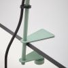 Zelená kovová stolní lampa s klipem Kave Home Jula -fv-interier-25Zelená kovová stolní lampa s klipem Kave Home Jula