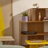 Malá šedá kovová stolní lampa s klipem Kave Home Jula -fv-interier-25