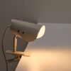 Malá šedá kovová stolní lampa s klipem Kave Home Jula -fv-interier-25