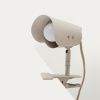 Malá šedá kovová stolní lampa s klipem Kave Home Jula -fv-interier-25