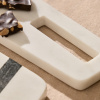 Bílo-černé mramorové servírovací prkénko Kave Home Nira 40 x 12 cm -fv-interier-25