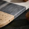 Mramorové servírovací prkénko Kave Home Nivol 40 x 15 cm -fv-interier-25