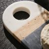 Mramorové servírovací prkénko Kave Home Nivol 34 x 10 cm -fv-interier-25