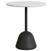 Bílý terrazzo zahradní stůl Kave Home Saura II. 70 cm s černou podnoží