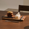 Dřevěné servírovací prkénko Kave Home Vira 39 x 24 cm -fv-interier-25