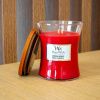 Střední vonná svíčka Woodwick, Crimson Berries -fv-interier-25