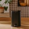 Černý kovový odpadkový koš Essentials 5 l -fv-interier-25