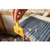 Krémově bílé koště s nástěnným držákem CleanStore -fv-interier-25