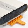 Krémově bílé koště s nástěnným držákem CleanStore -fv-interier-25