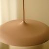 Růžové kovové závěsné LED světlo Artist 25 cm -fv-interier-25