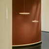Růžové kovové závěsné LED světlo Artist 25 cm -fv-interier-25