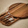 Set akátového prkénka na sýr a příborů kave home Blera -fv-interier-25