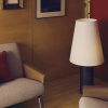 Tmavá dřevěná stojací lampa Kave Home Marga 110 cm -fv-interier-25