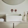 Kolekce umyvadel na desku Ovara představuje elegantní a funkční řešení pro moderní koupelny. Vyrobena jsou z bílé glazované keramiky s jednotným lesklým povrchem, který působí čistě a nadčasově, zároveň se snadno udržuje. V nabídce najdete kulatou, čtvercovou i obdélníkovou variantu – vyberte si tvar, který nejlépe zapadne do vašeho interiéru. Součástí je odtokový ventil s krytem ve stejném provedení, který zachovává estetickou čistotu a zajišťuje plynulý odtok vody. Umyvadla Ovara jsou kompatibilní s koupelnovým nábytkem o šířce nad 60 cm a jejich instalace je snadná. Spojení minimalistického designu a praktičnosti dělá z kolekce Ovara ideální volbu pro každodenní použití i pro vytvoření koupelny, která působí harmonicky a sofistikovaně. -fv-interier-25